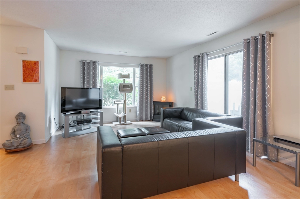 217 Edgebrook Dr 217
