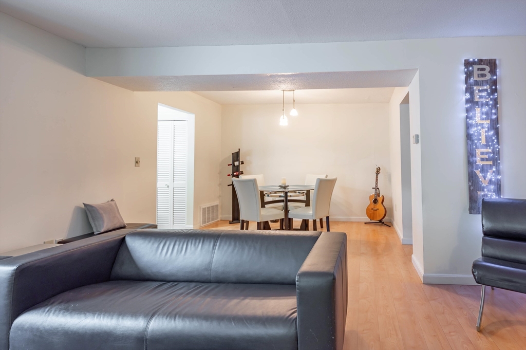 217 Edgebrook Dr 217