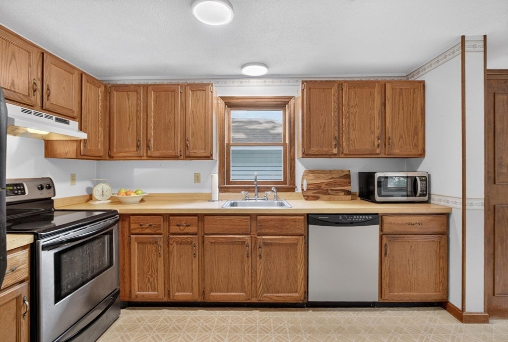 240 Taylor St, Littleton, MA Photo #8