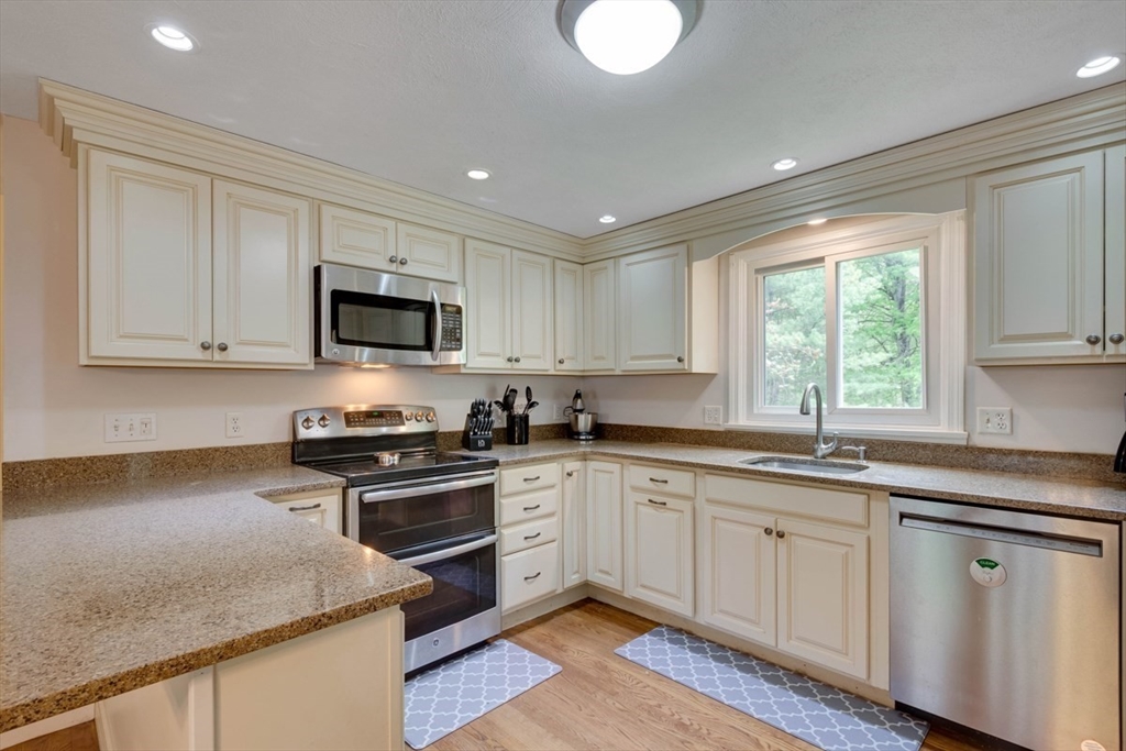 35 Blueberry Lane, Reading, MA Photo #6