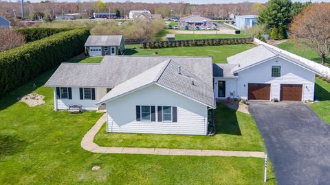 Photo of 136 Old Fall River Road, Swansea, MA 02777 (MLS # 73506330)