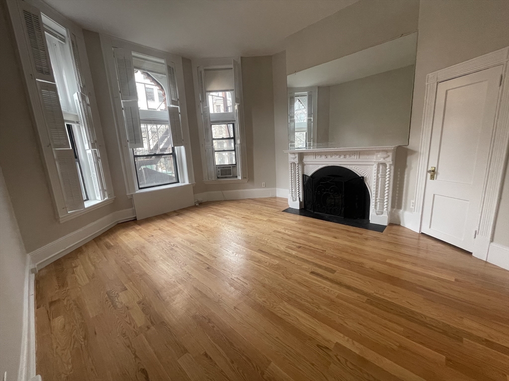 271 Dartmouth St 1L