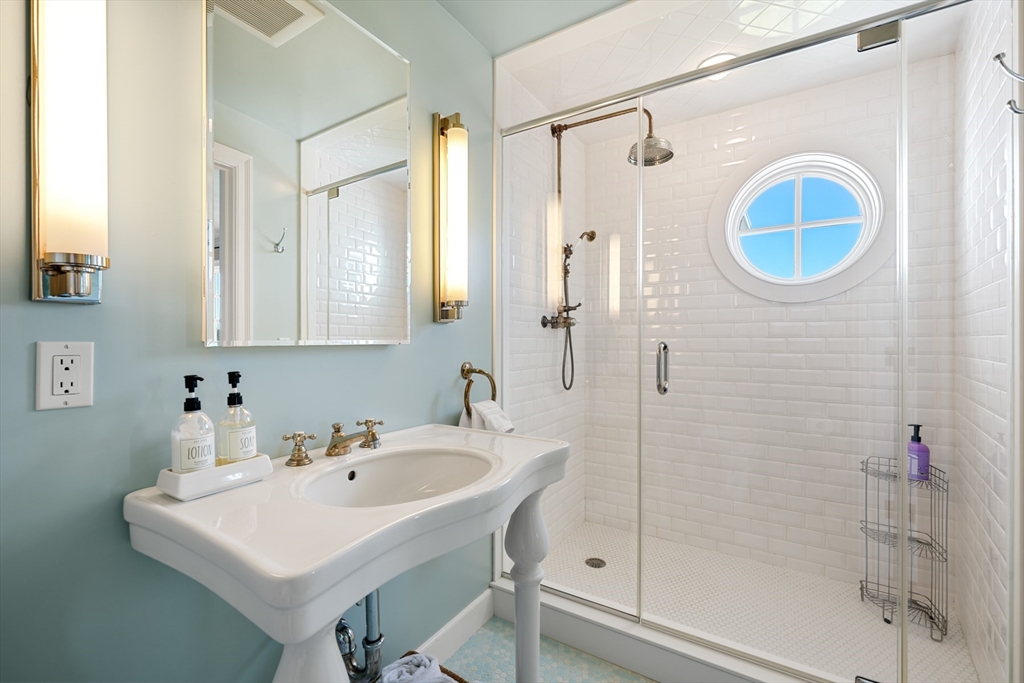 Chatham, Massachusetts 02633, United States, 5 Bedrooms Bedrooms, ,6 BathroomsBathrooms,Residential,Active,163690