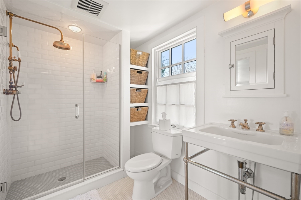 Chatham, Massachusetts 02633, United States, 5 Bedrooms Bedrooms, ,6 BathroomsBathrooms,Residential,Active,163690