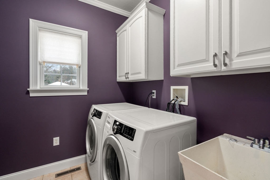 Southwick, Massachusetts 01077, United States, 4 Bedrooms Bedrooms, ,3 BathroomsBathrooms,Residential,Active,95450