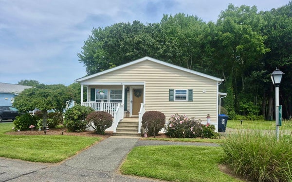 47 NANTUCKET DR, TAUNTON, MA 02780 - Image c019eaa08dcbf4dc876d4dc1304c698f/3993828355