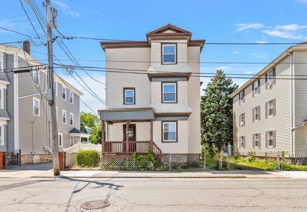 Click for 77 Weetamoe St #2, Fall River, MA slideshow
