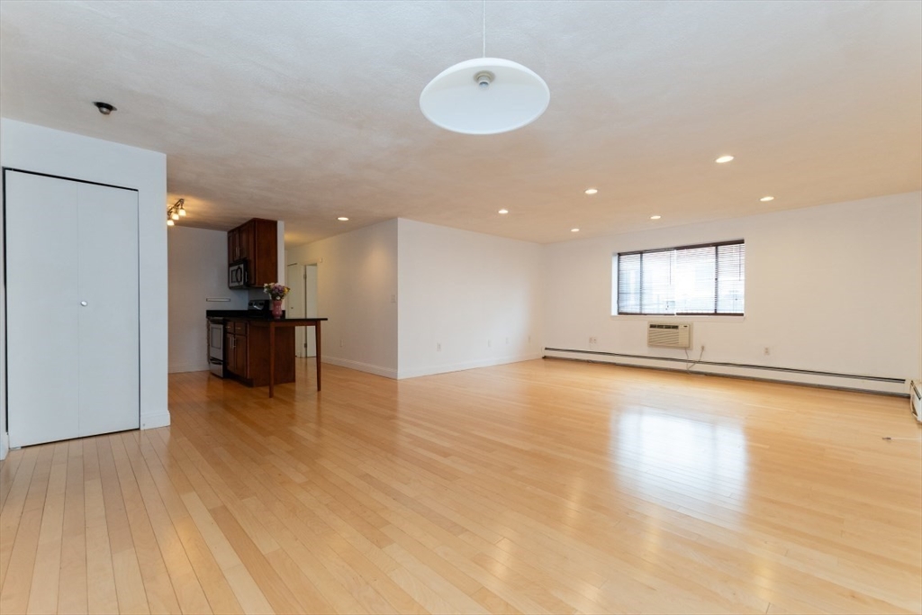 Somerville, Massachusetts 02143, United States, 2 Bedrooms Bedrooms, ,1 BathroomBathrooms,Residential,Active,82284