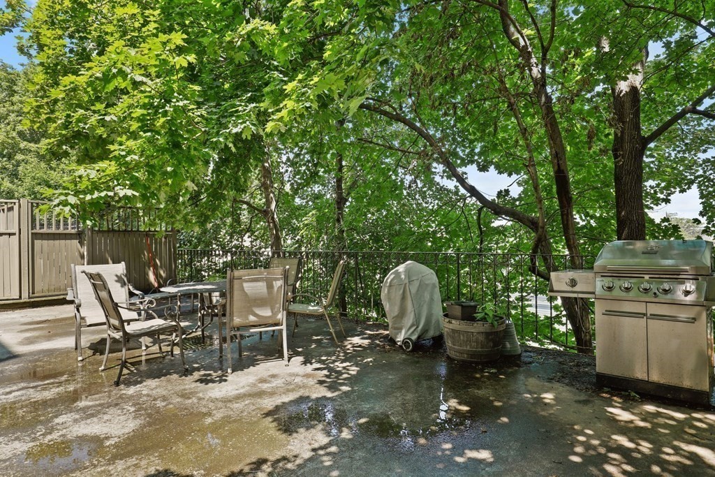 Somerville, Massachusetts 02143, United States, 2 Bedrooms Bedrooms, ,1 BathroomBathrooms,Residential,Active,82284