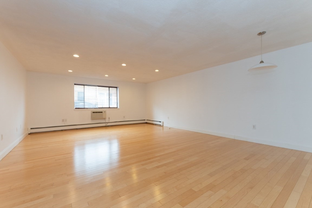 Somerville, Massachusetts 02143, United States, 2 Bedrooms Bedrooms, ,1 BathroomBathrooms,Residential,Active,82284