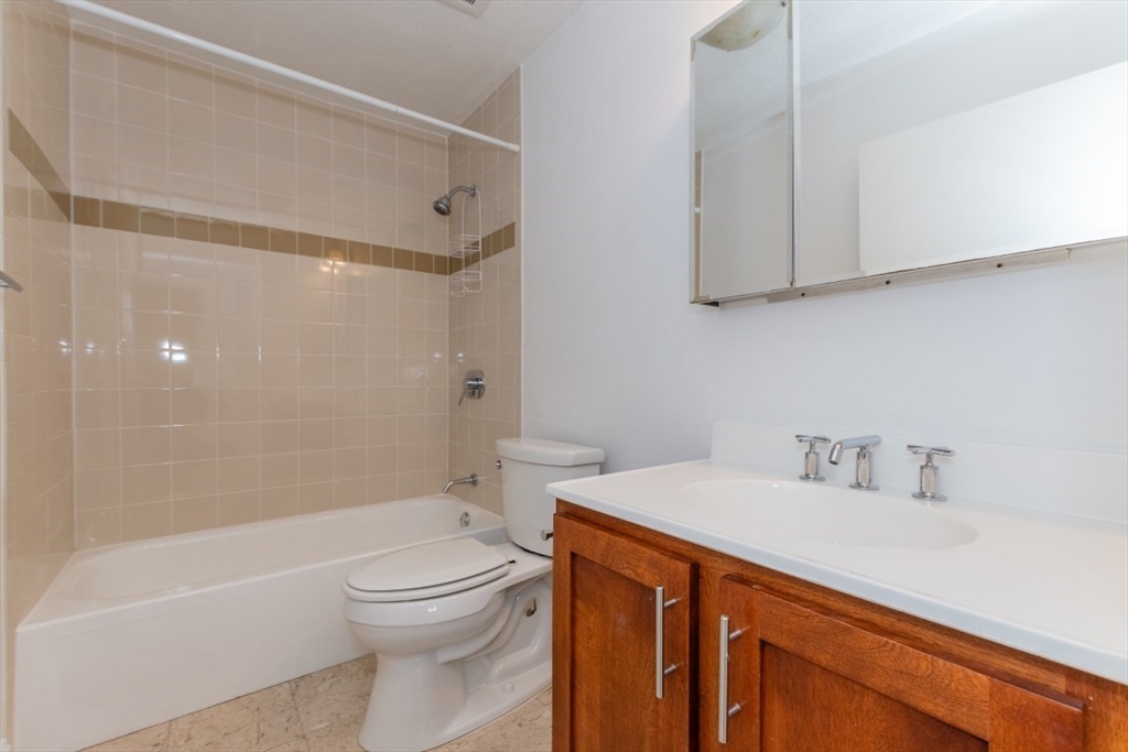 Somerville, Massachusetts 02143, United States, 2 Bedrooms Bedrooms, ,1 BathroomBathrooms,Residential,Active,82284