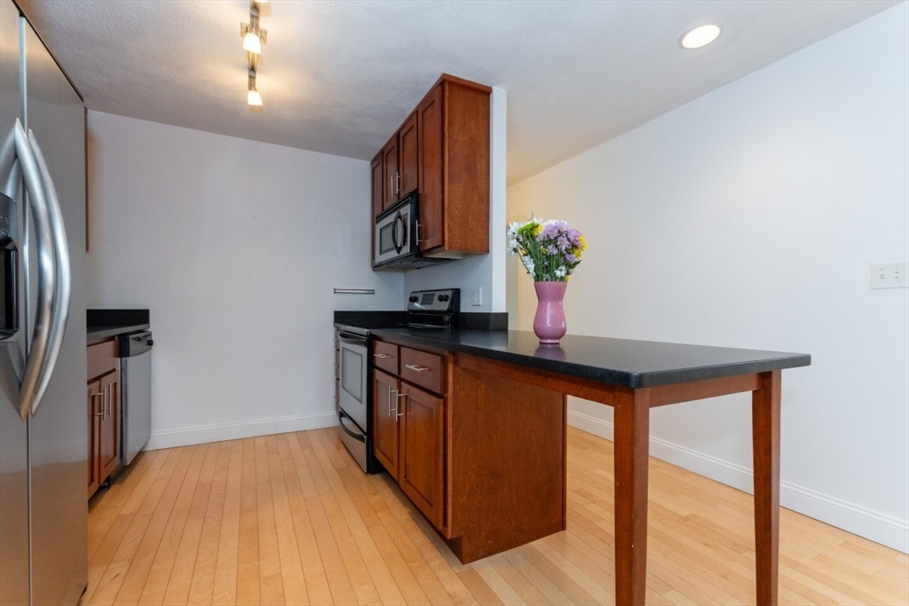 Somerville, Massachusetts 02143, United States, 2 Bedrooms Bedrooms, ,1 BathroomBathrooms,Residential,Active,82284