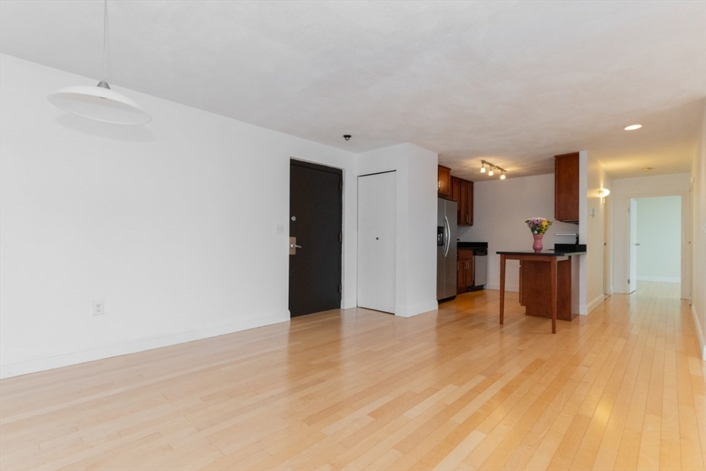 Somerville, Massachusetts 02143, United States, 2 Bedrooms Bedrooms, ,1 BathroomBathrooms,Residential,Active,82284