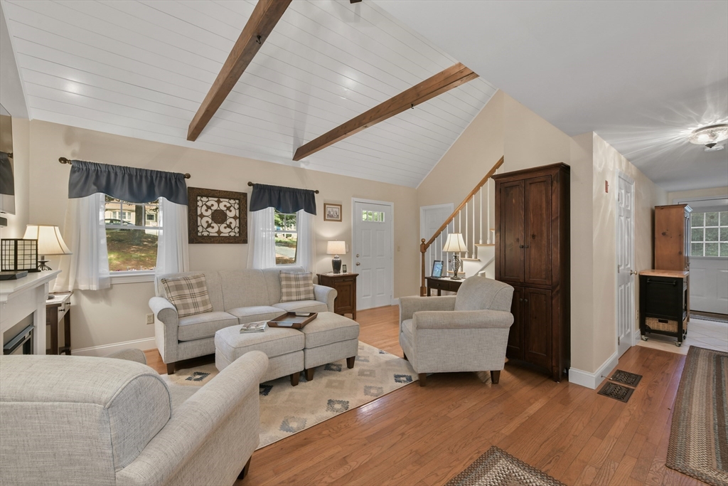 Barnstable, Massachusetts 02632, United States, 3 Bedrooms Bedrooms, ,2 BathroomsBathrooms,Residential,Pending,203992