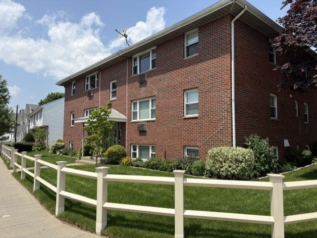 Click for 189 River St #4, Waltham, MA slideshow Click for 189 River St #4, Waltham, MA slideshow