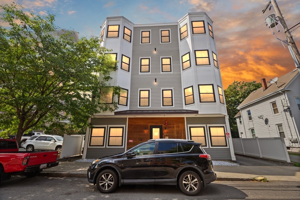 Click for 208 Spencer Ave #8, Chelsea, MA slideshow Click for 208 Spencer Ave #8, Chelsea, MA slideshow