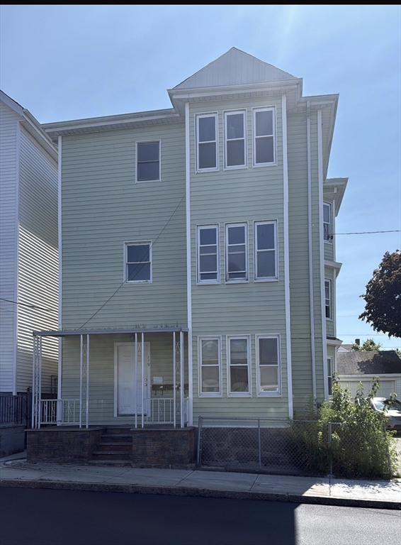 Click for 119 Robeson St #2, Fall River, MA slideshow