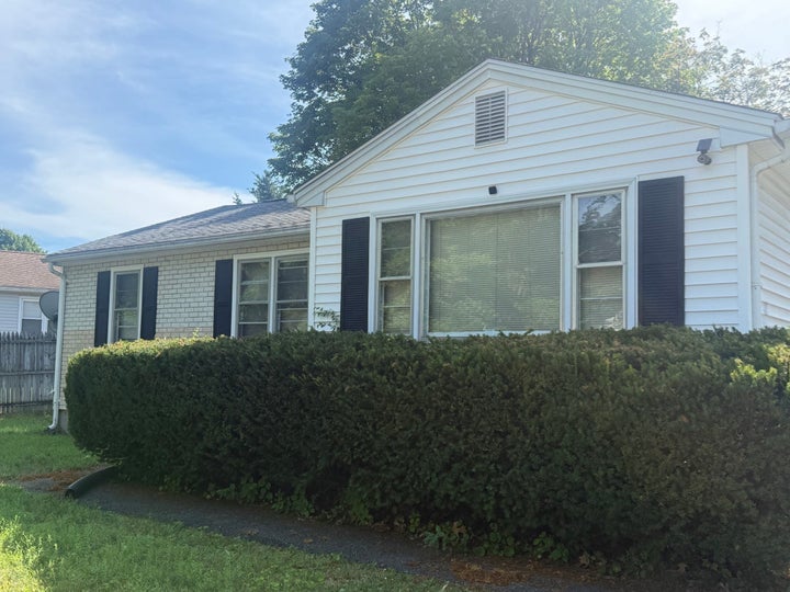 Photo 1 of 26 — 74 Leatherleaf Dr, Springfield, MA 01109