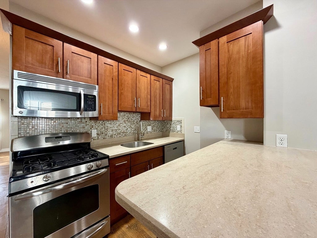 512 East 3rd St #1, Boston, MA Photo #4