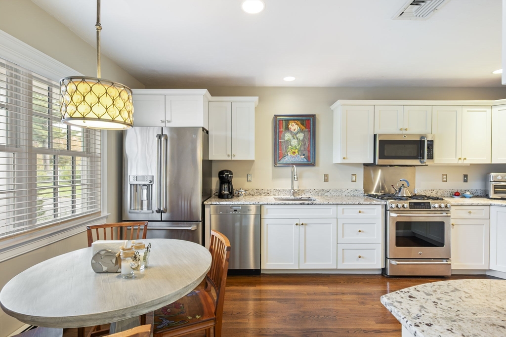 Hingham, Massachusetts 02043, United States, 2 Bedrooms Bedrooms, ,3 BathroomsBathrooms,Residential,Active,229333