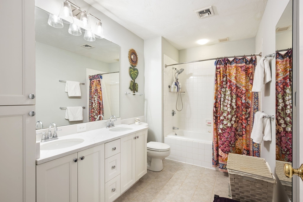 Hingham, Massachusetts 02043, United States, 2 Bedrooms Bedrooms, ,3 BathroomsBathrooms,Residential,Active,229333