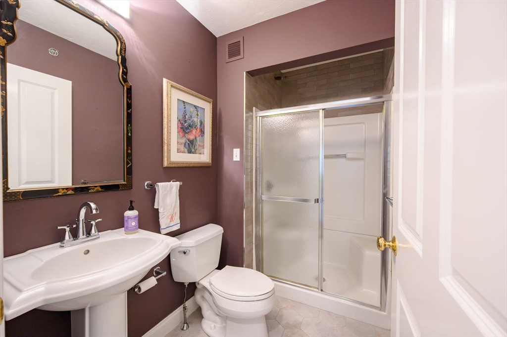 Hingham, Massachusetts 02043, United States, 2 Bedrooms Bedrooms, ,3 BathroomsBathrooms,Residential,Active,229333