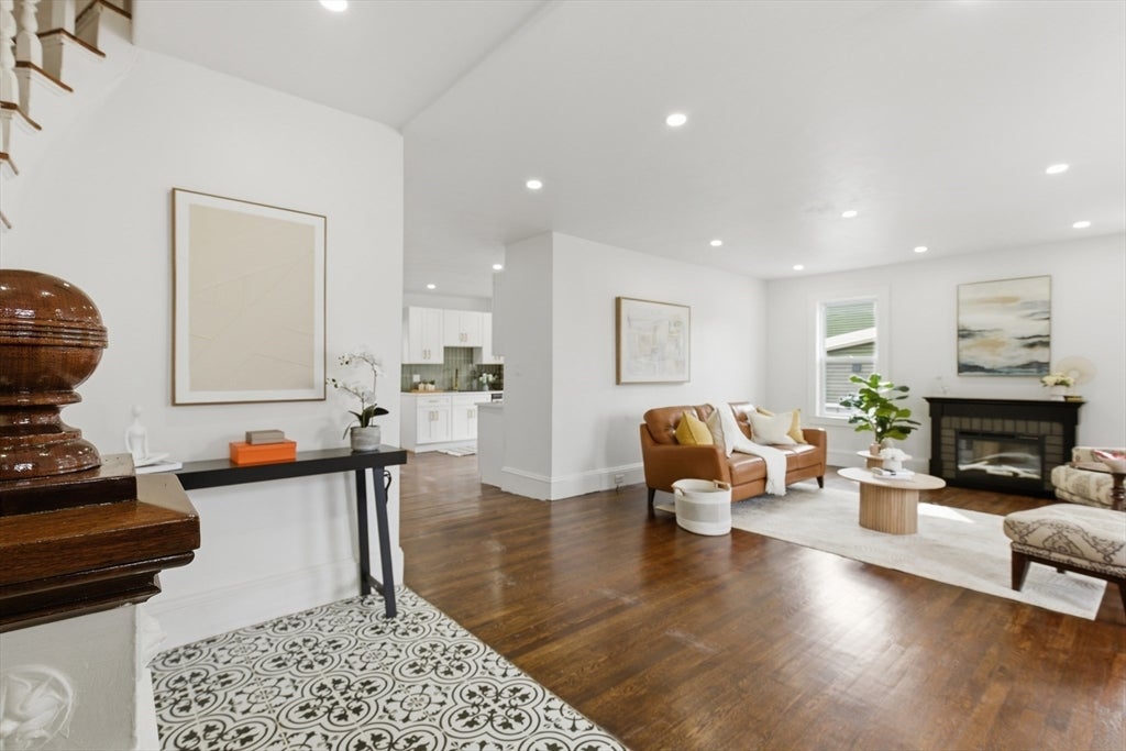 9 Robbins Street