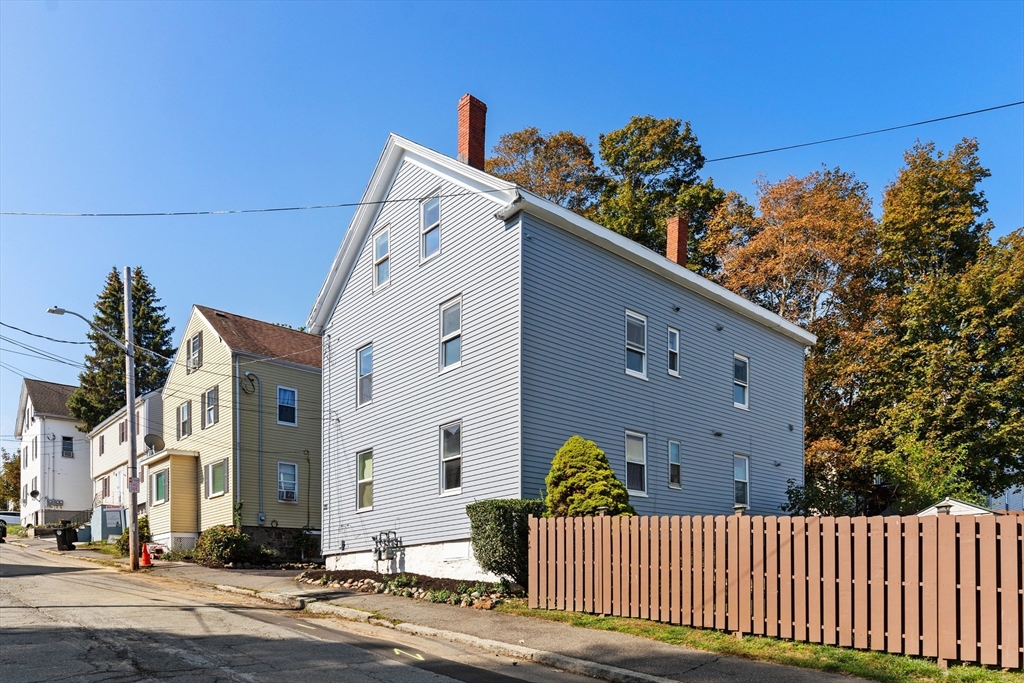 22 Hanson St