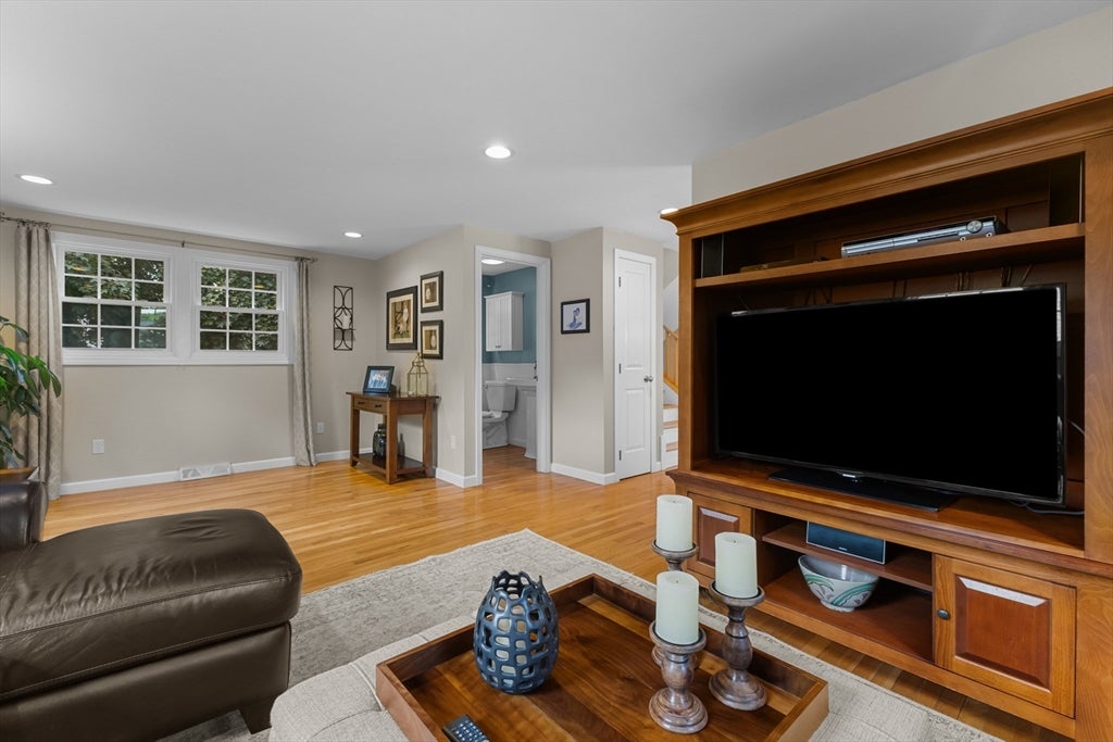 7 Eaton Dr