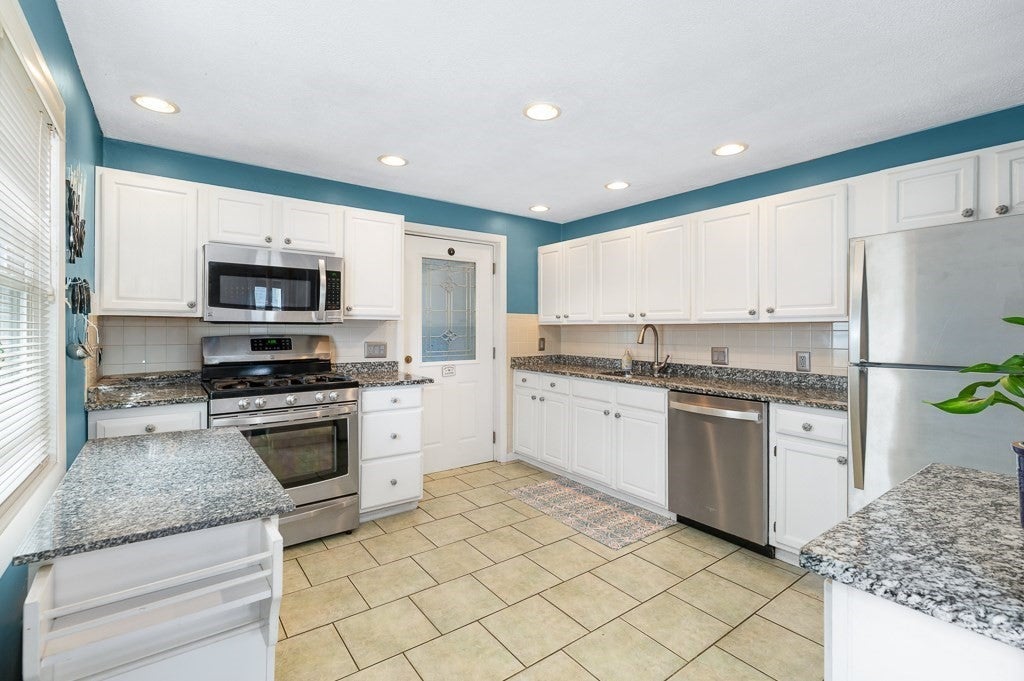 9 Alpine Ct, Gloucester, MA Photo #13
