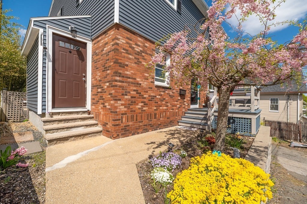 9 Alpine Ct, Gloucester, MA Photo #3