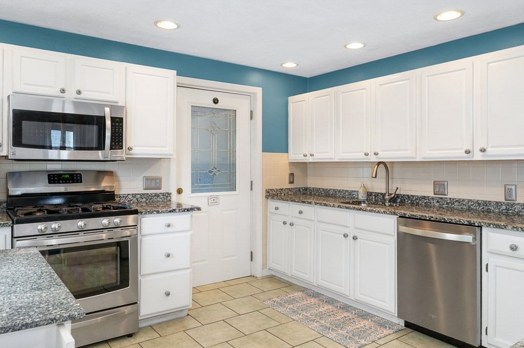 9 Alpine Ct, Gloucester, MA Photo #12