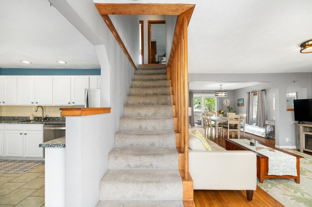 9 Alpine Ct, Gloucester, MA Photo #8