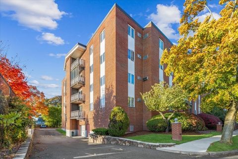 Photo of 33 Lodgen Ct #2D, Malden, MA 02148 (MLS # 73491110)