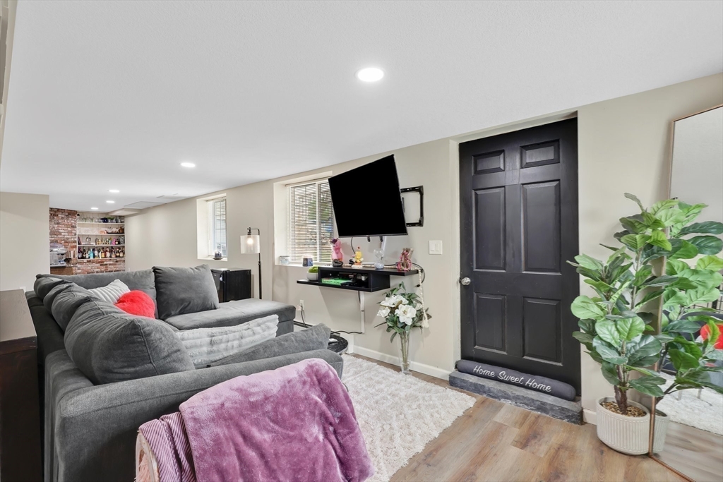 Wilbraham, Massachusetts 01095, United States, 4 Bedrooms Bedrooms, ,2 BathroomsBathrooms,Residential,Pending,110731