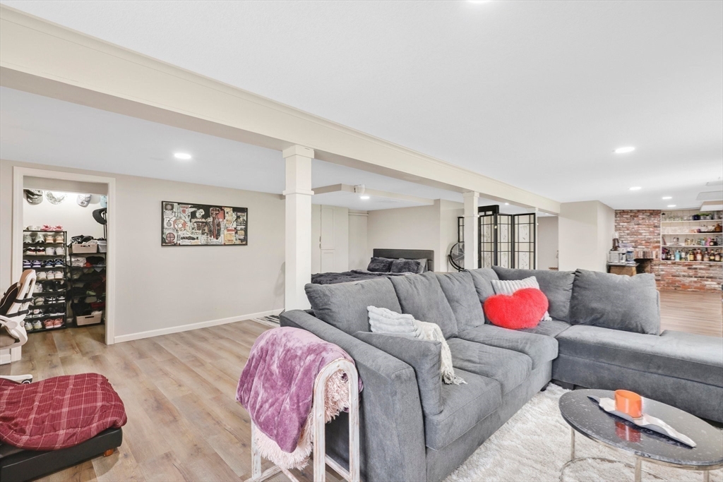 Wilbraham, Massachusetts 01095, United States, 4 Bedrooms Bedrooms, ,2 BathroomsBathrooms,Residential,Pending,110731