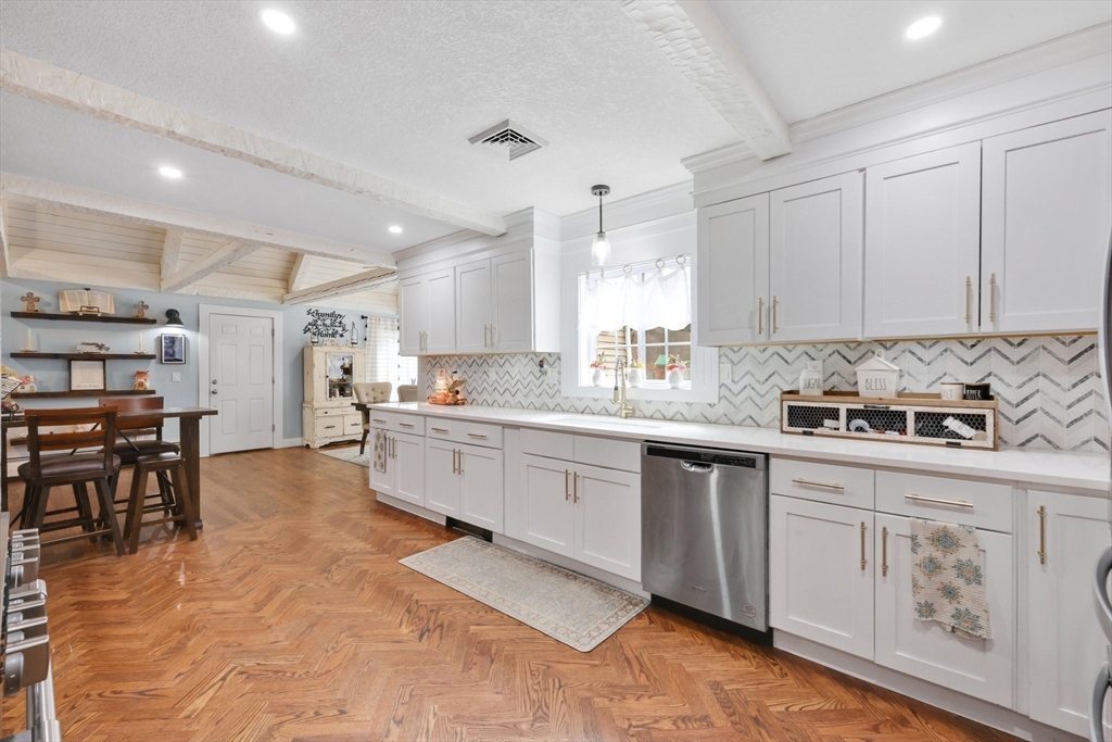 Wilbraham, Massachusetts 01095, United States, 4 Bedrooms Bedrooms, ,2 BathroomsBathrooms,Residential,Pending,110731