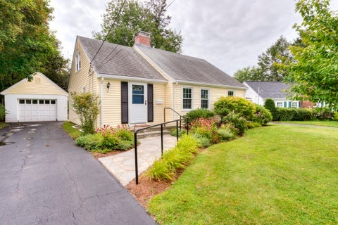 Photo of 27 Mayflower Circle, Worcester, MA 01606 (MLS # 73572077)