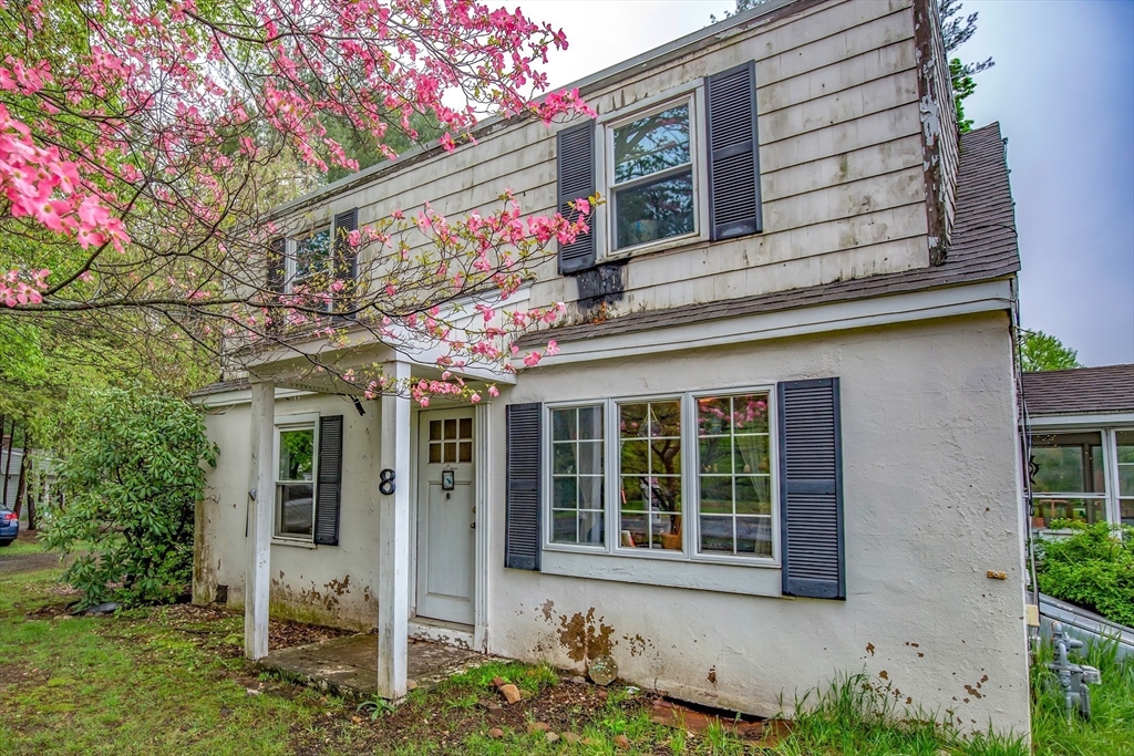 8 N Longyard Rd