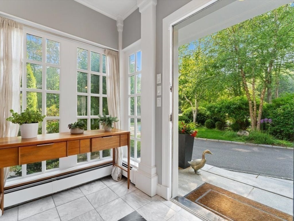 51 Canterbury Ln