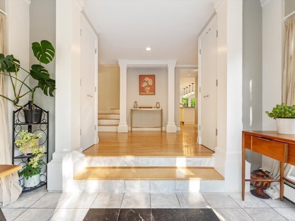 51 Canterbury Ln