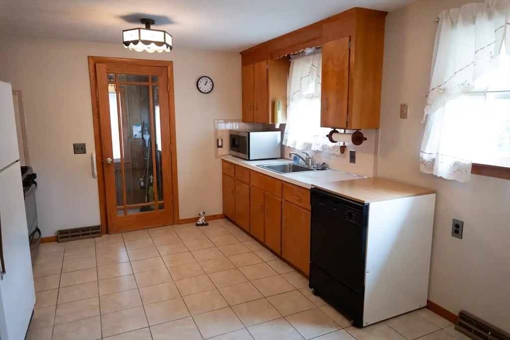 24 Hanson St, Brockton, MA, 24 Hanson St, Brockton, MA Photo #5