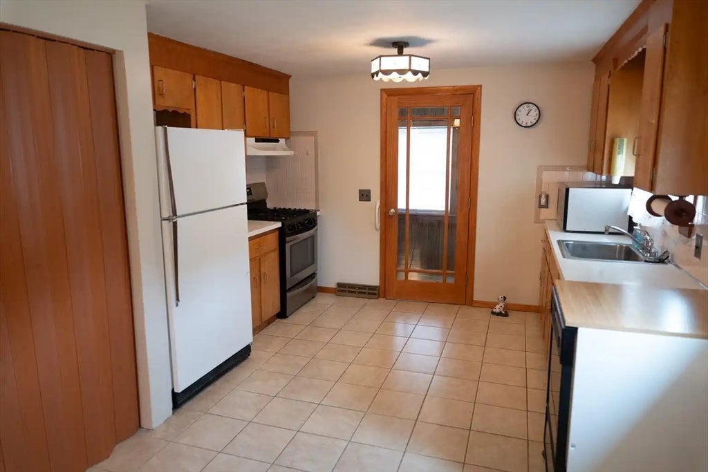 24 Hanson St, Brockton, MA, 24 Hanson St, Brockton, MA Photo #3