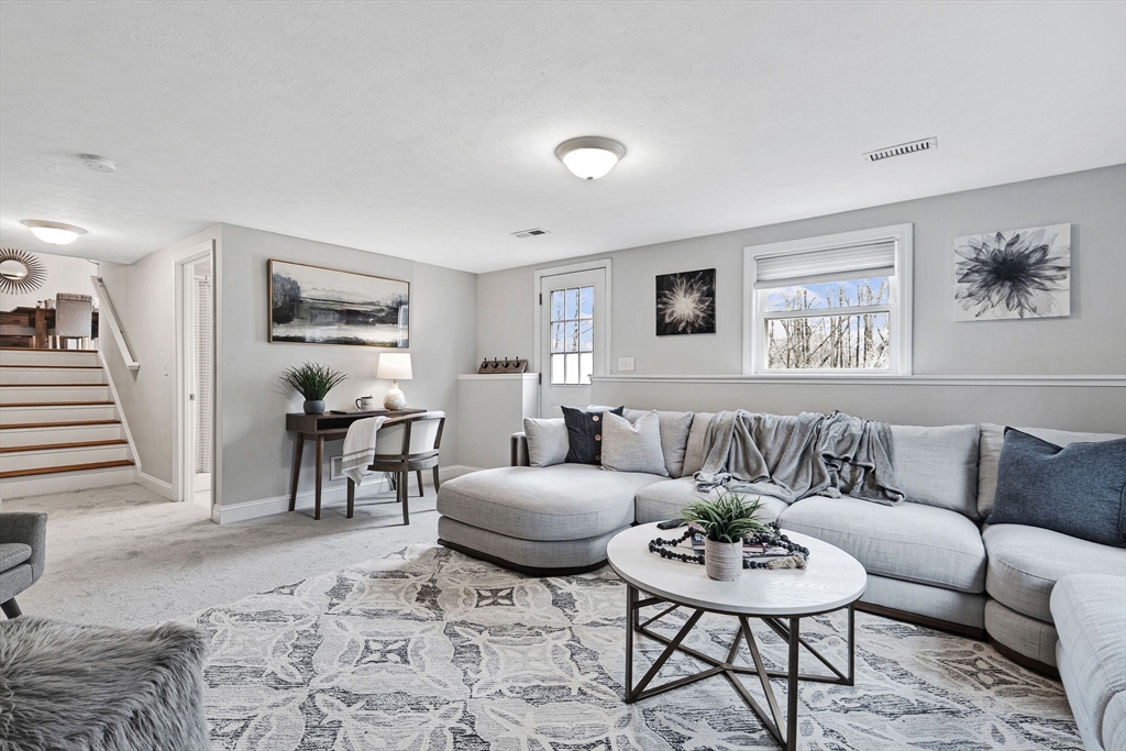 Holliston, Massachusetts 01746, United States, 3 Bedrooms Bedrooms, ,2 BathroomsBathrooms,Residential,Pending,100417