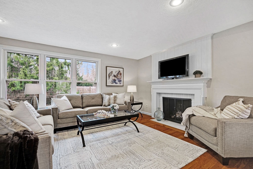 Holliston, Massachusetts 01746, United States, 3 Bedrooms Bedrooms, ,2 BathroomsBathrooms,Residential,Pending,100417