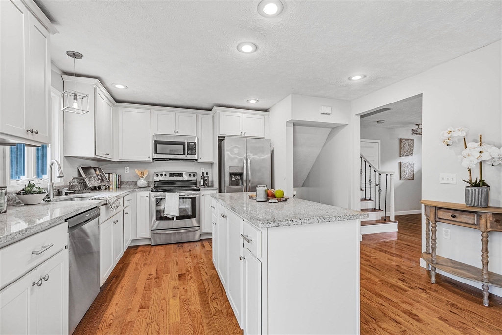 Holliston, Massachusetts 01746, United States, 3 Bedrooms Bedrooms, ,2 BathroomsBathrooms,Residential,Pending,100417