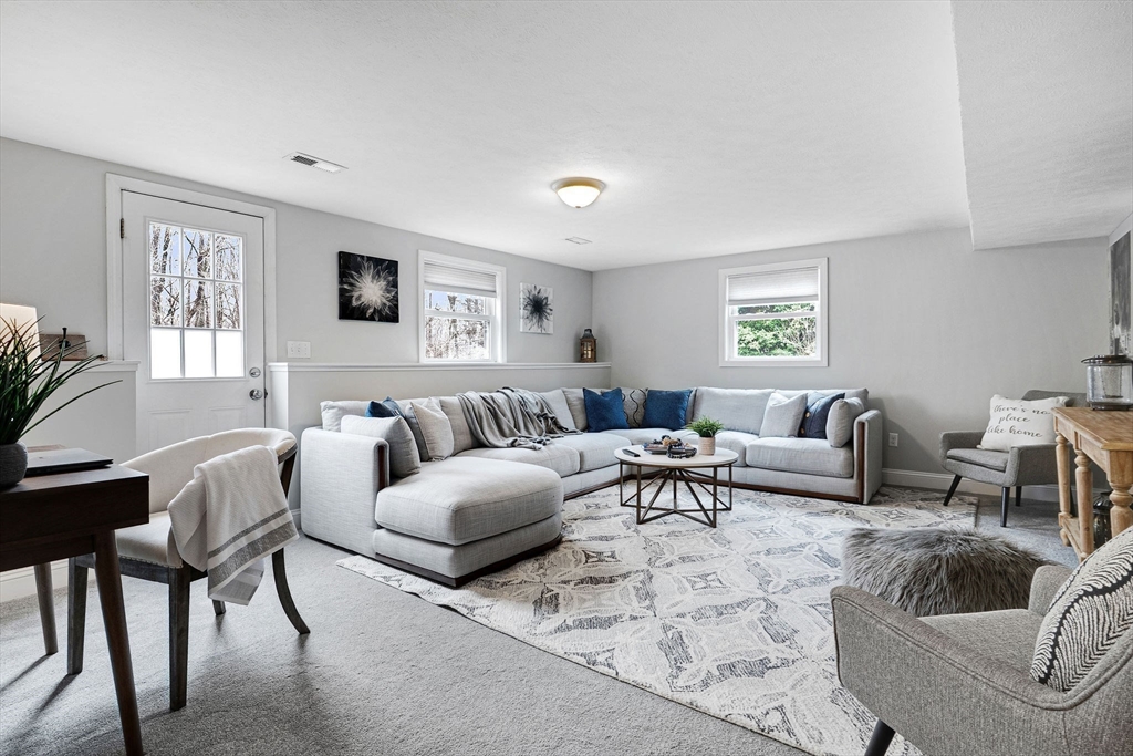 Holliston, Massachusetts 01746, United States, 3 Bedrooms Bedrooms, ,2 BathroomsBathrooms,Residential,Pending,100417