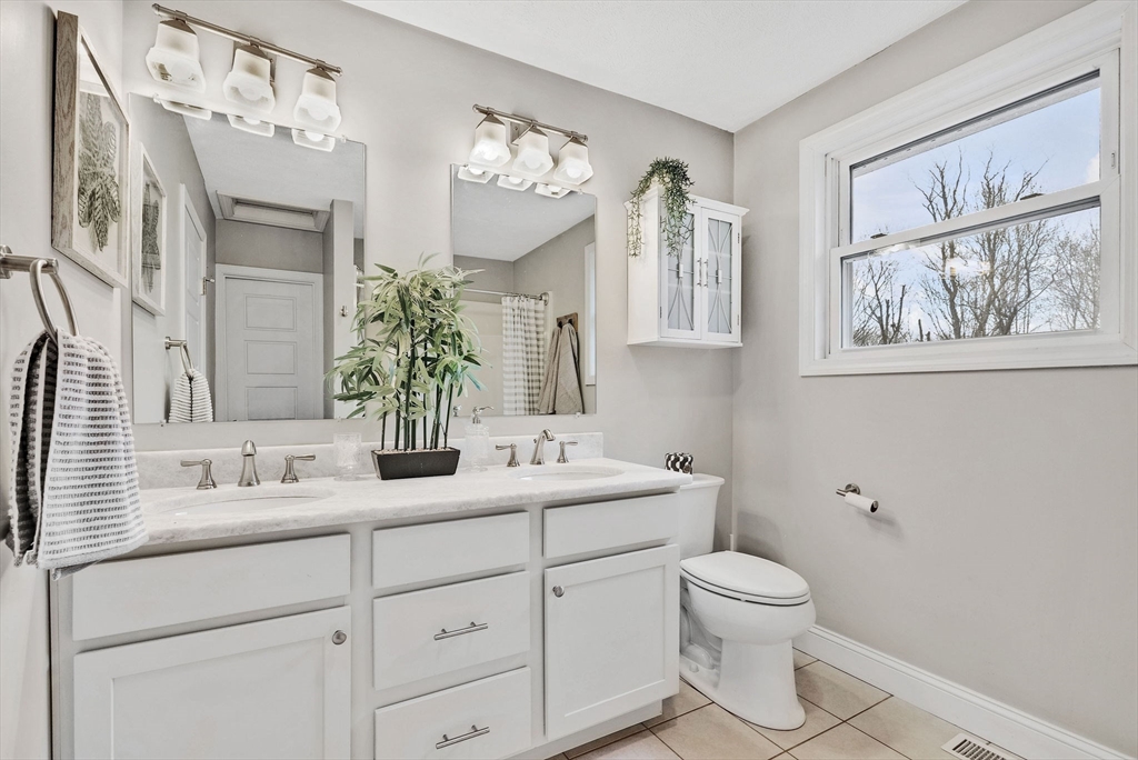 Holliston, Massachusetts 01746, United States, 3 Bedrooms Bedrooms, ,2 BathroomsBathrooms,Residential,Pending,100417