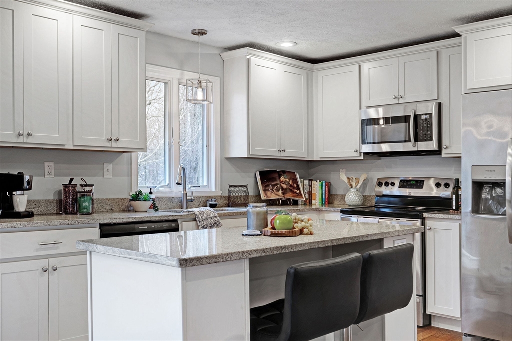 Holliston, Massachusetts 01746, United States, 3 Bedrooms Bedrooms, ,2 BathroomsBathrooms,Residential,Pending,100417