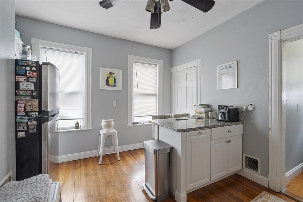 87 Roseclair St 3